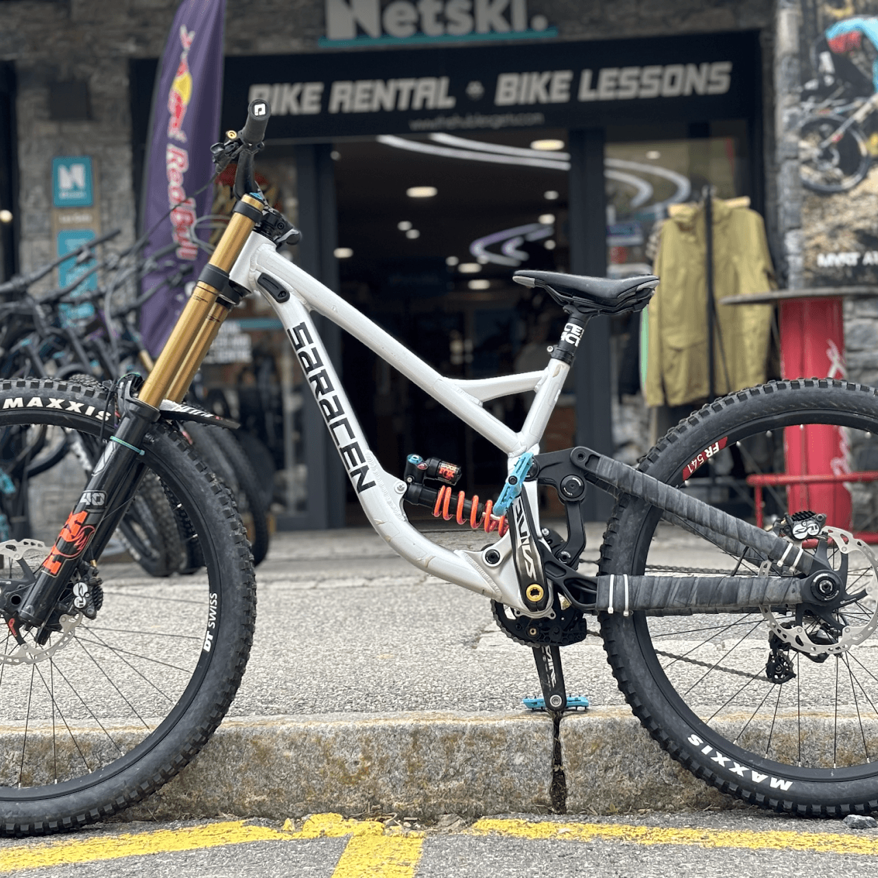 VTT de descente disponible à la location